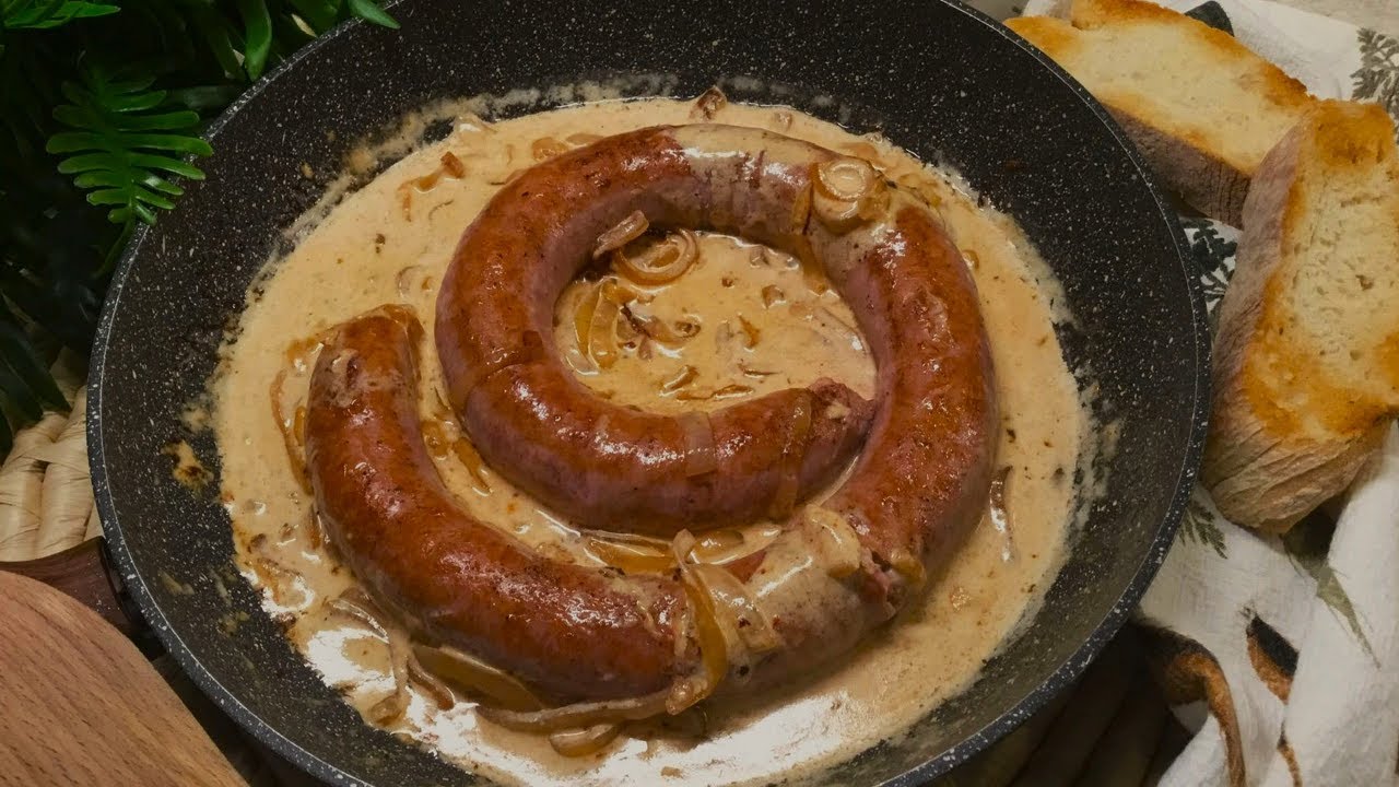 Saucisse à rôtir à la crème et aux oignons . Roasting sausage with onion and cream
