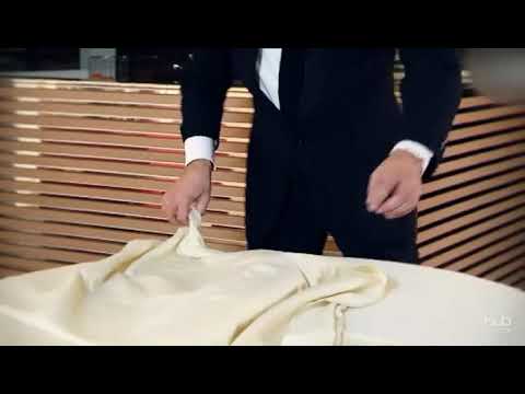 Étaler la nappe sur une table ronde