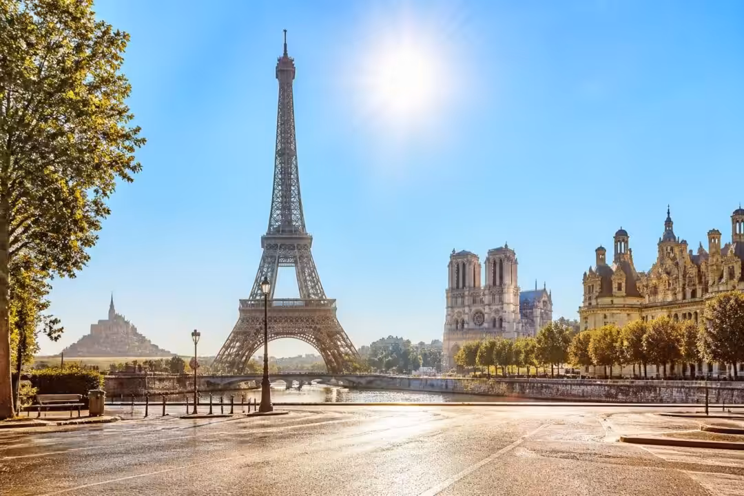 canicule exceptionnelle en france avec 37 départements en alerte rouge ce dimanche. la tour eiffel et plusieurs sites emblématiques subissent les impacts de cette chaleur intense.