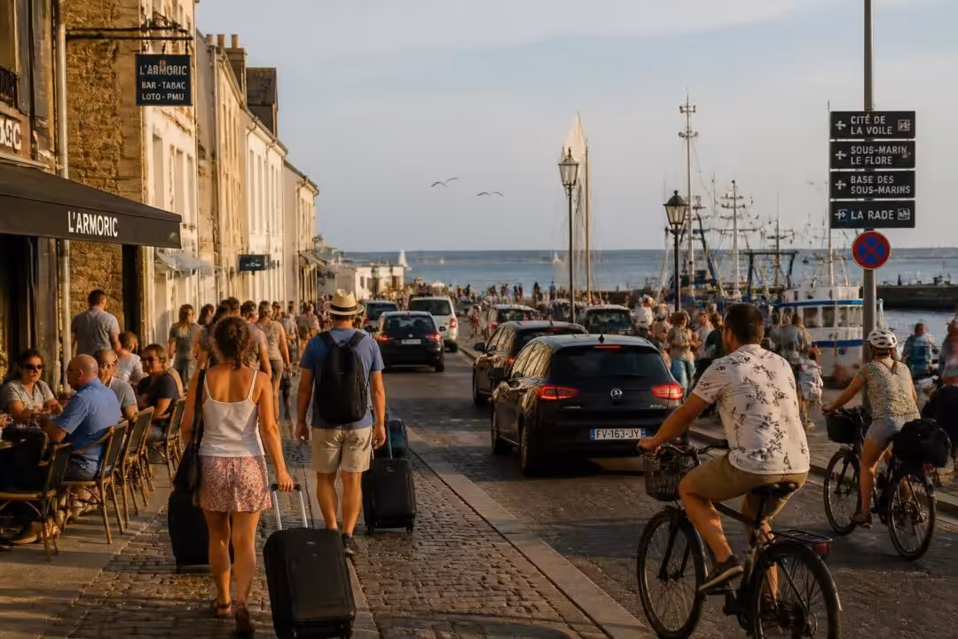 découvrez l'ambiance estivale de lorient entre chassé-croisé, fraîcheur retrouvée et moments de détente. plongez dans le cœur vibrant de la ville et ses surprises saisonnières.