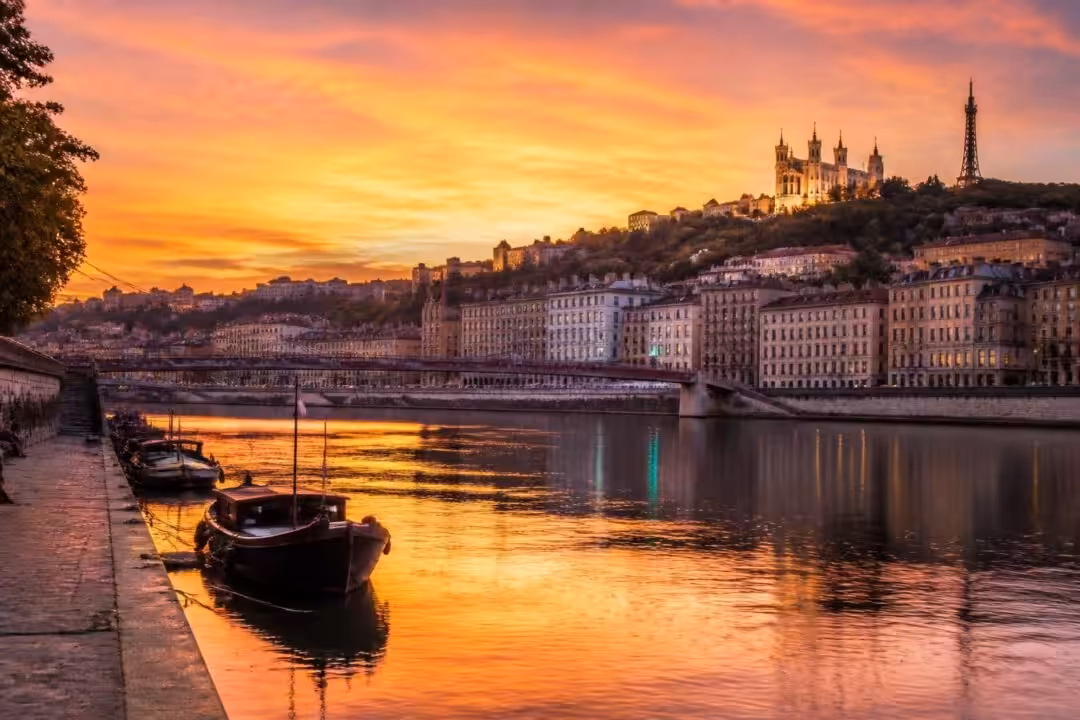 découvrez les plus beaux spots pour admirer un coucher de soleil à lyon, entre paysages urbains et vues panoramiques exceptionnelles.