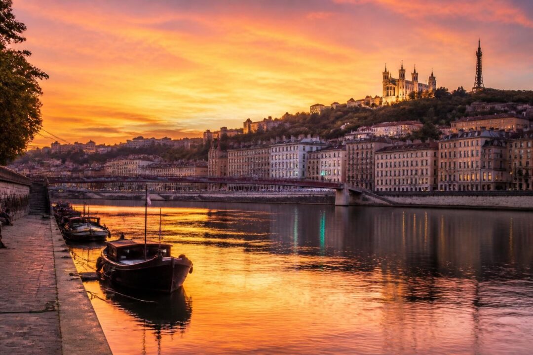 découvrez les plus beaux spots pour admirer un coucher de soleil à lyon, entre paysages urbains et vues panoramiques exceptionnelles.