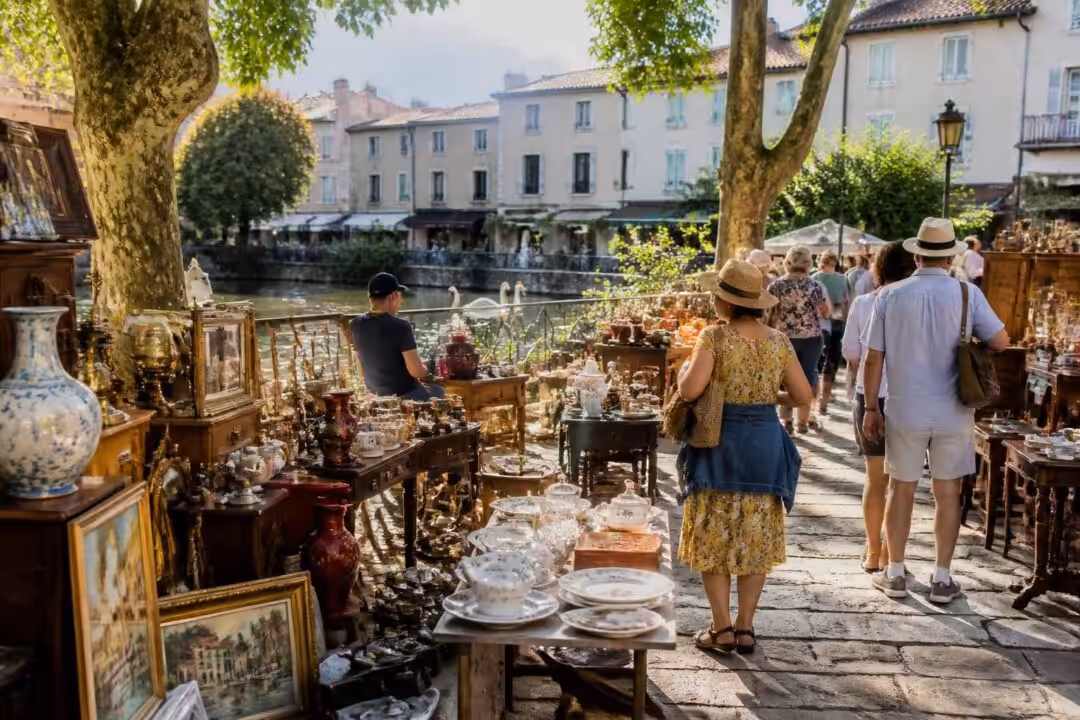 découvrez le marché de l'isle-sur-la-sorgue, une brocante incontournable où antiquités, objets vintage et trésors uniques vous attendent dans un cadre charmant.