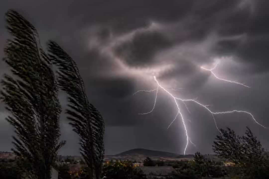 suivez en temps réel les orages intenses qui frappent la france ce jeudi avec des vents violents et des éclairs spectaculaires. restez informé de l'évolution de la tempête pour votre sécurité.