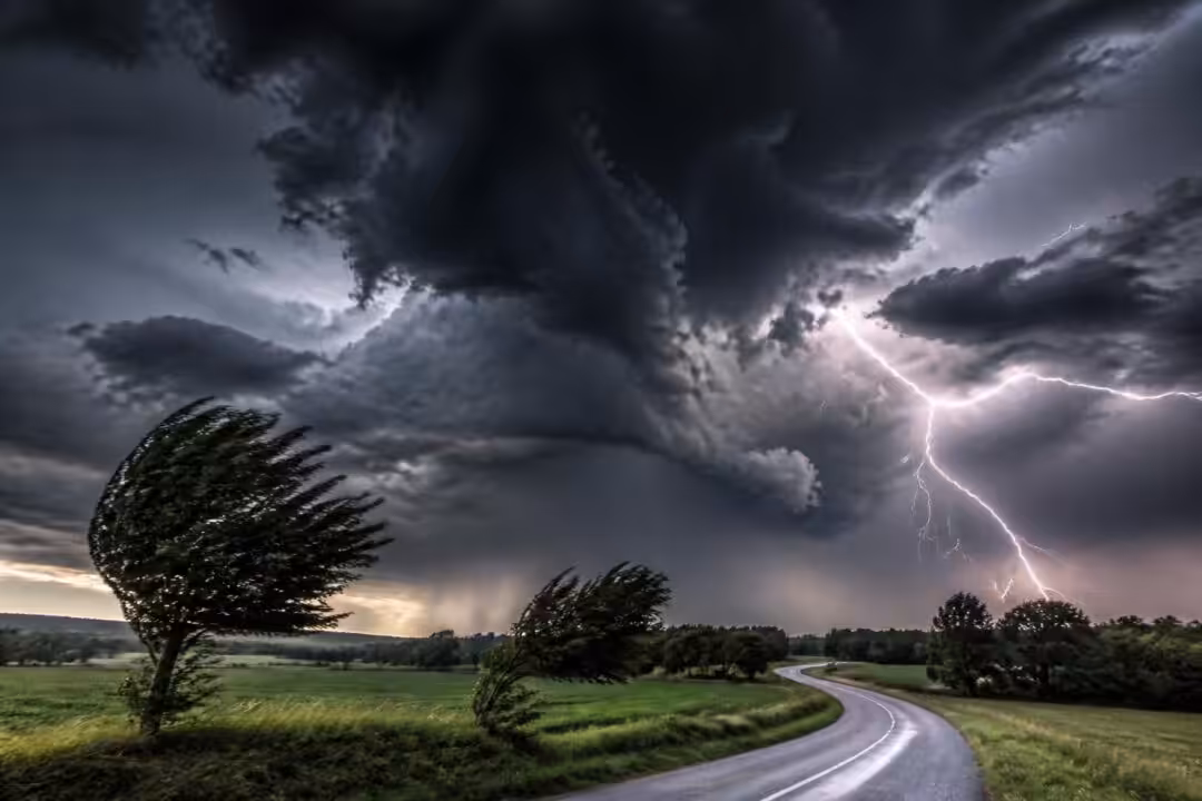 découvrez quels départements français sont placés en alerte en raison des violents orages prévus dès ce vendredi. suivez les conseils de vigilance pour votre sécurité.
