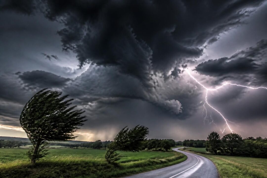 découvrez quels départements français sont placés en alerte en raison des violents orages prévus dès ce vendredi. suivez les conseils de vigilance pour votre sécurité.
